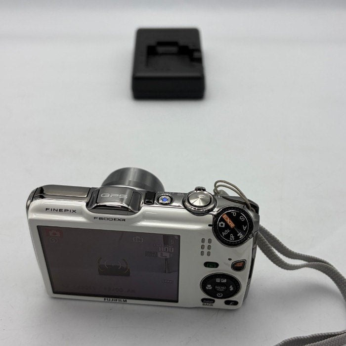 FUJIFILM 富士フィルム デジタルカメラ FinePix F600EXR ホワイト デジカメ コンデジ 撮影 コンパクト カメラ 中古 W４