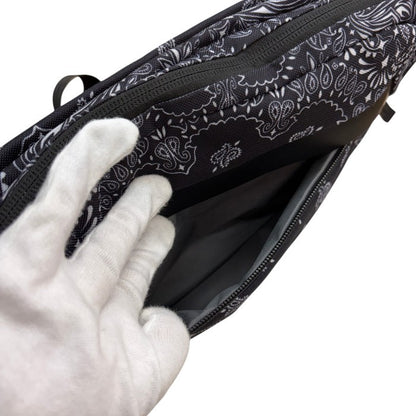 HIDE AND SEEK CHROME ハイドアンドシーク × クローム ウエストバッグ SABIN 6L H30thー011025 メンズ 鞄 ペイズリー柄 ブラック 中古 W４