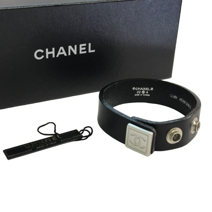 CHANEL シャネル バングル レディース レザー ブレスレット ココマーク ホック留め 長さ調節可 シルバー金具 ブラック 中古 T1