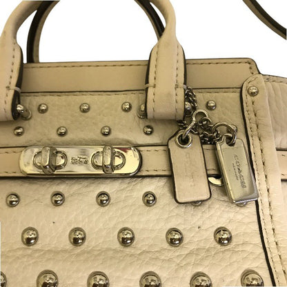 COACH コーチ スワッガー ショルダーバッグ レディース スタッズ レザー 2way ミニ ポーチ オフホワイト ベージュ 57138 鞄 小さい 小物入れ ブランド 中古 W1