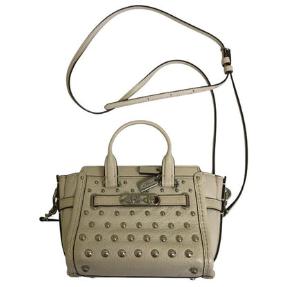 COACH コーチ スワッガー ショルダーバッグ レディース スタッズ レザー 2way ミニ ポーチ オフホワイト ベージュ 57138 鞄 小さい 小物入れ ブランド 中古 W1