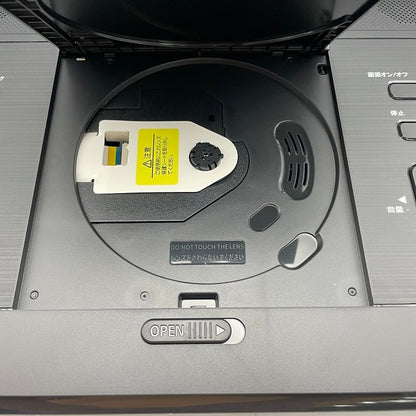[山善] YAMAZEN 14インチ ポータブルDVDプレーヤー CPD-NC140(B) 車載用ケース付き モバイルバッテリー対応 4WAY電源 USB SDカード CD アウトドア キャンプ  中古 R4