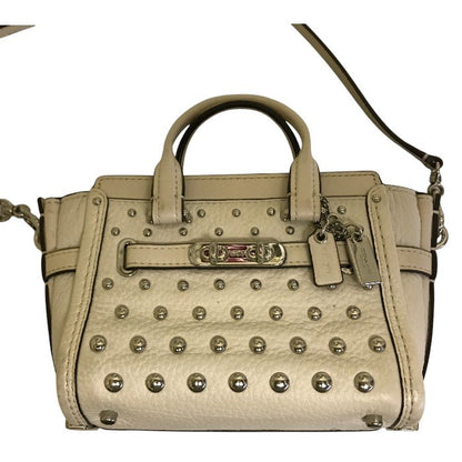 COACH コーチ スワッガー ショルダーバッグ レディース スタッズ レザー 2way ミニ ポーチ オフホワイト ベージュ 57138 鞄 小さい 小物入れ ブランド 中古 W1