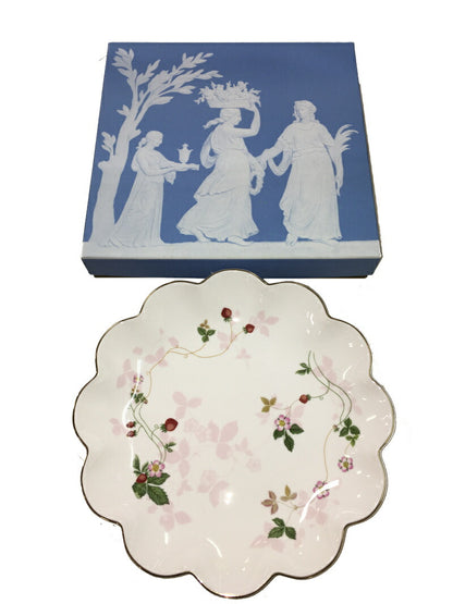 Wedgwood ワイルドストロベリー ペタルトレイ 中古  ウェッジウッド 洋食器 皿 トレー 陶器 苺