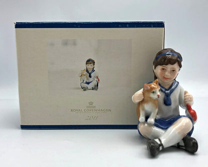 Royal Copenhagen イヤーフィギュリン 2011 ガール ANNA 中古  ロイヤルコペンハーゲン 置物 少女 2011年 女の子